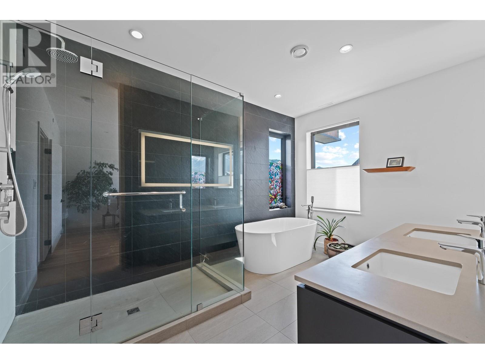












40822 THE CRESCENT

,
Squamish,




British Columbia
V8B1B1

