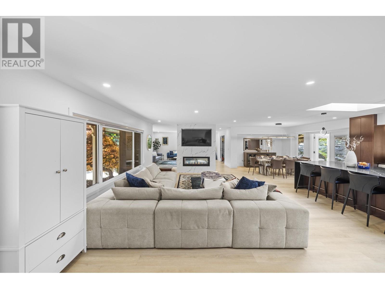 












3965 VIEWRIDGE PLACE

,
West Vancouver,




British Columbia
V7V3K7

