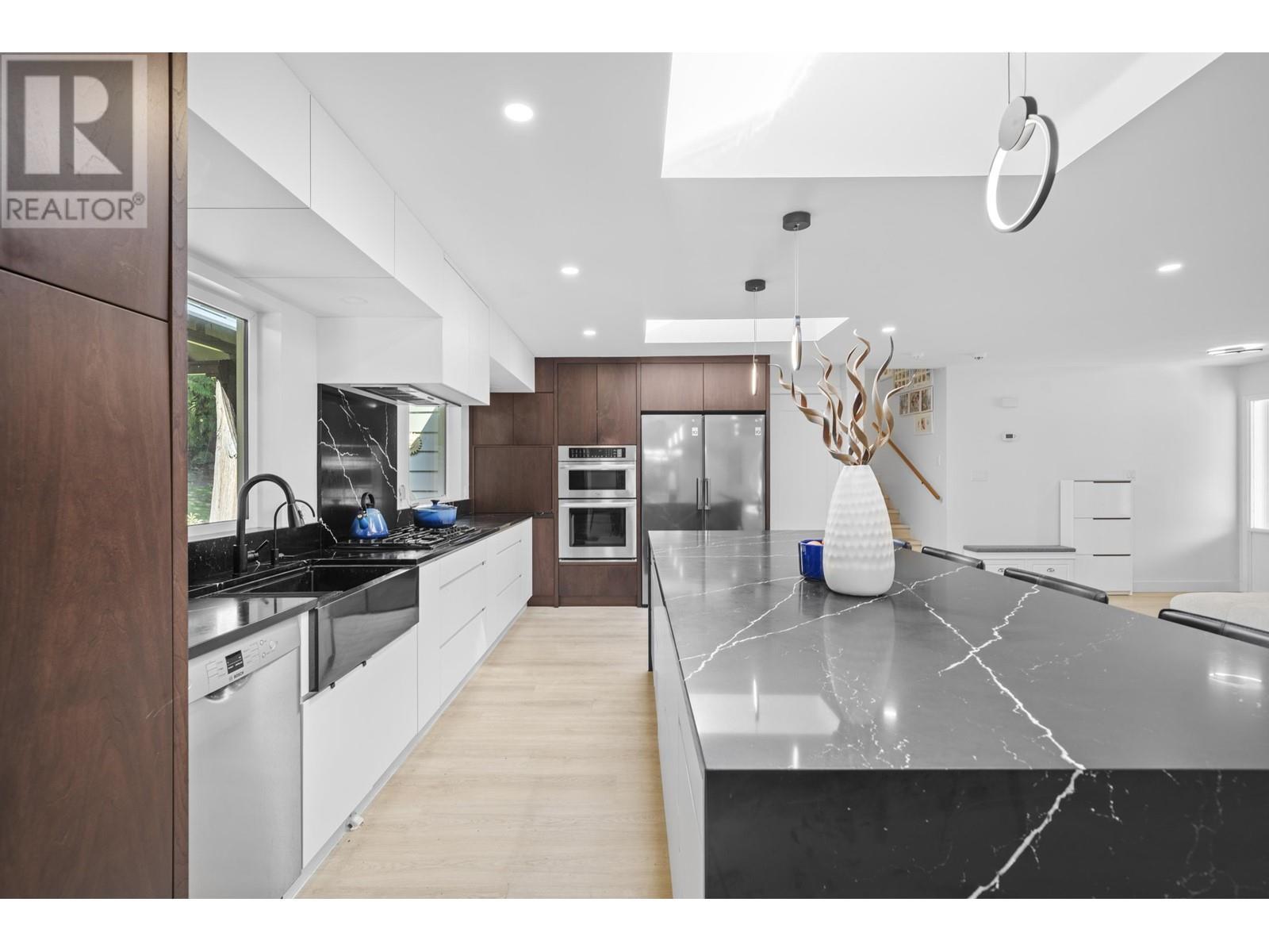 












3965 VIEWRIDGE PLACE

,
West Vancouver,




British Columbia
V7V3K7

