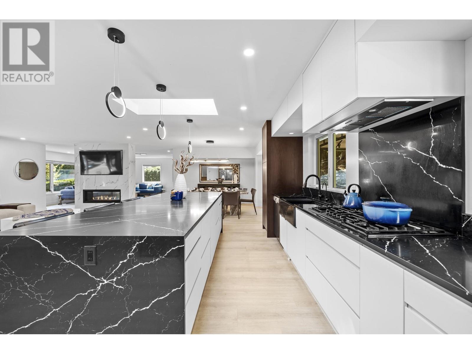 












3965 VIEWRIDGE PLACE

,
West Vancouver,




British Columbia
V7V3K7

