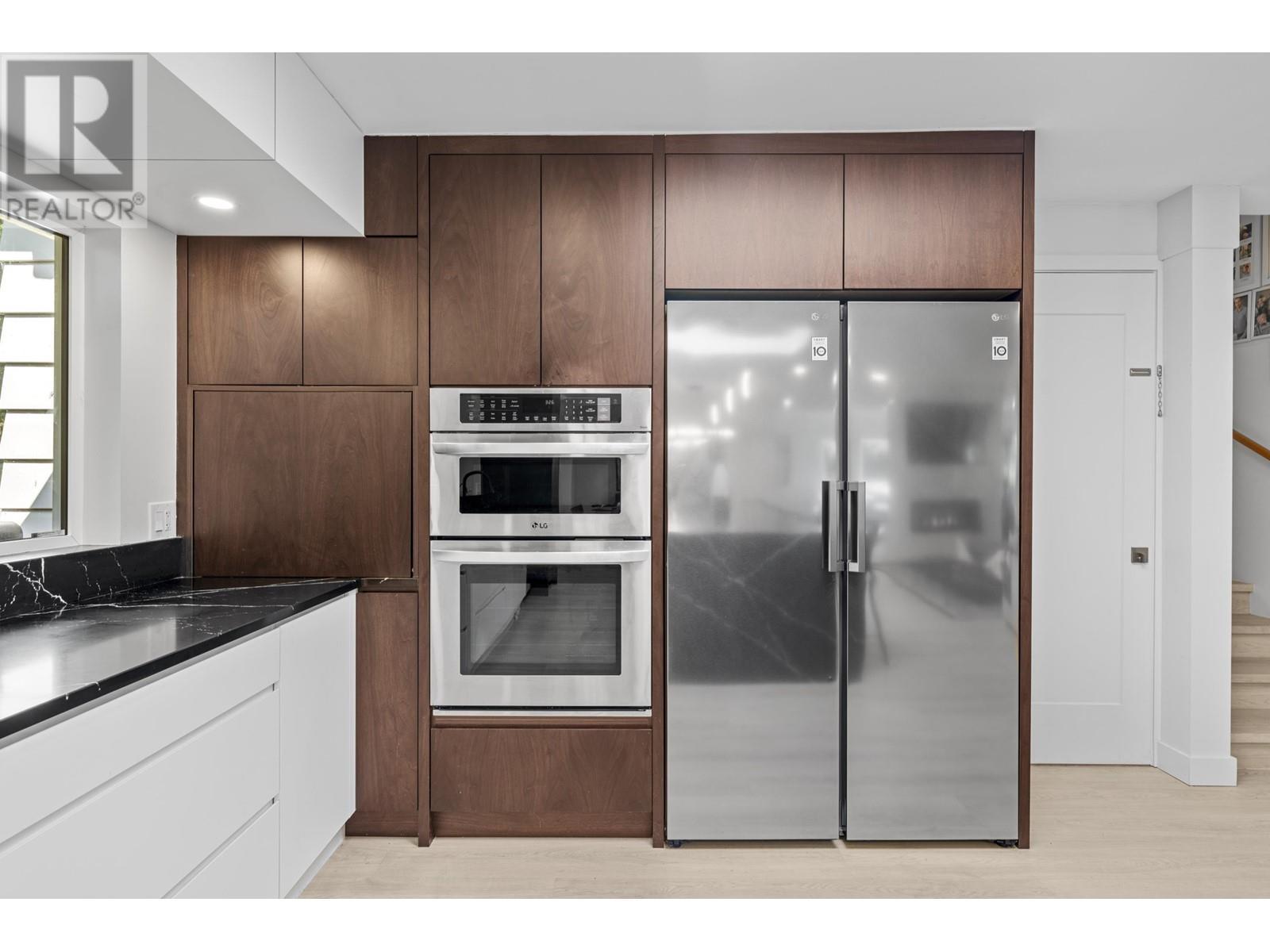 












3965 VIEWRIDGE PLACE

,
West Vancouver,




British Columbia
V7V3K7

