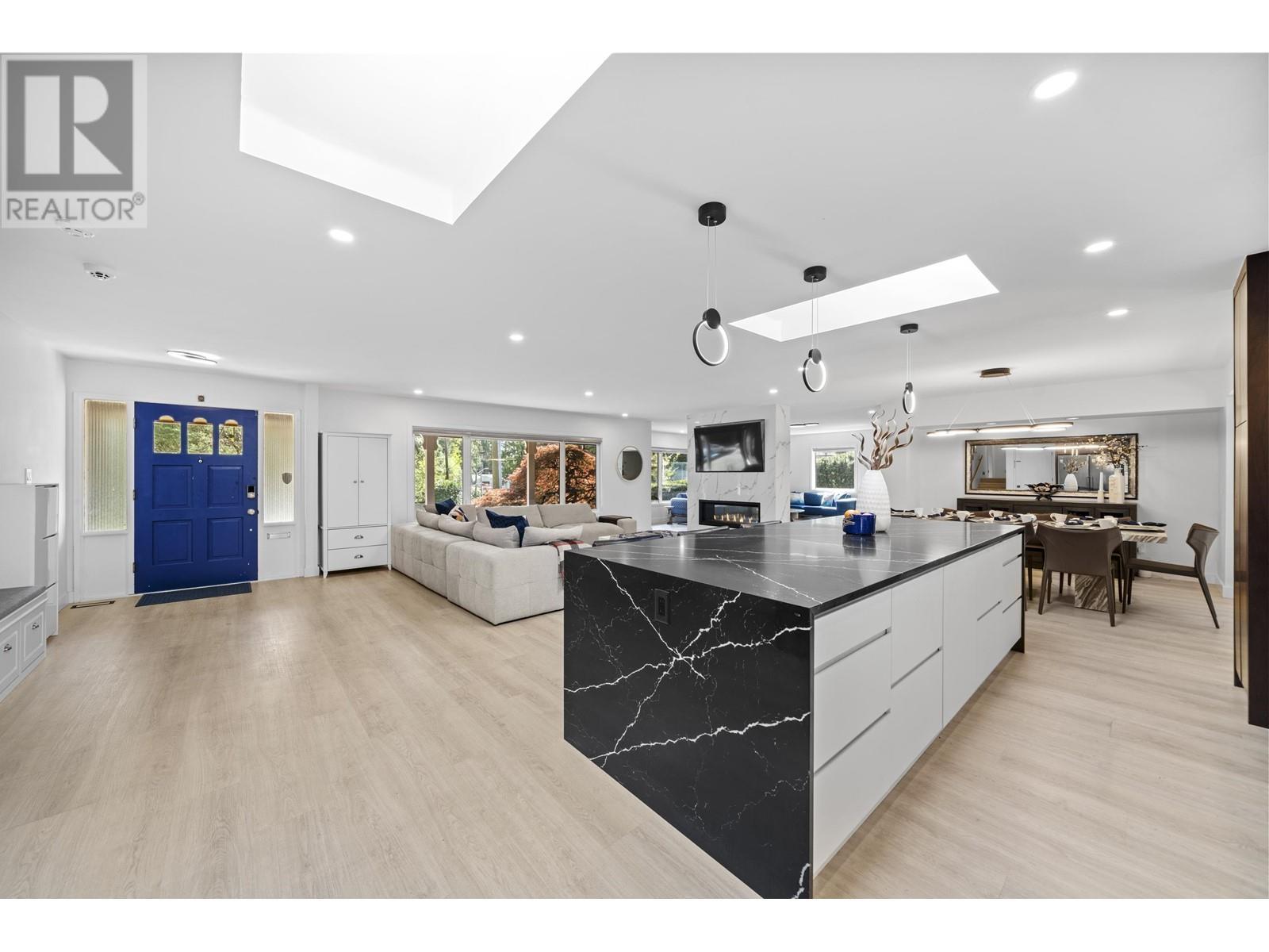 












3965 VIEWRIDGE PLACE

,
West Vancouver,




British Columbia
V7V3K7

