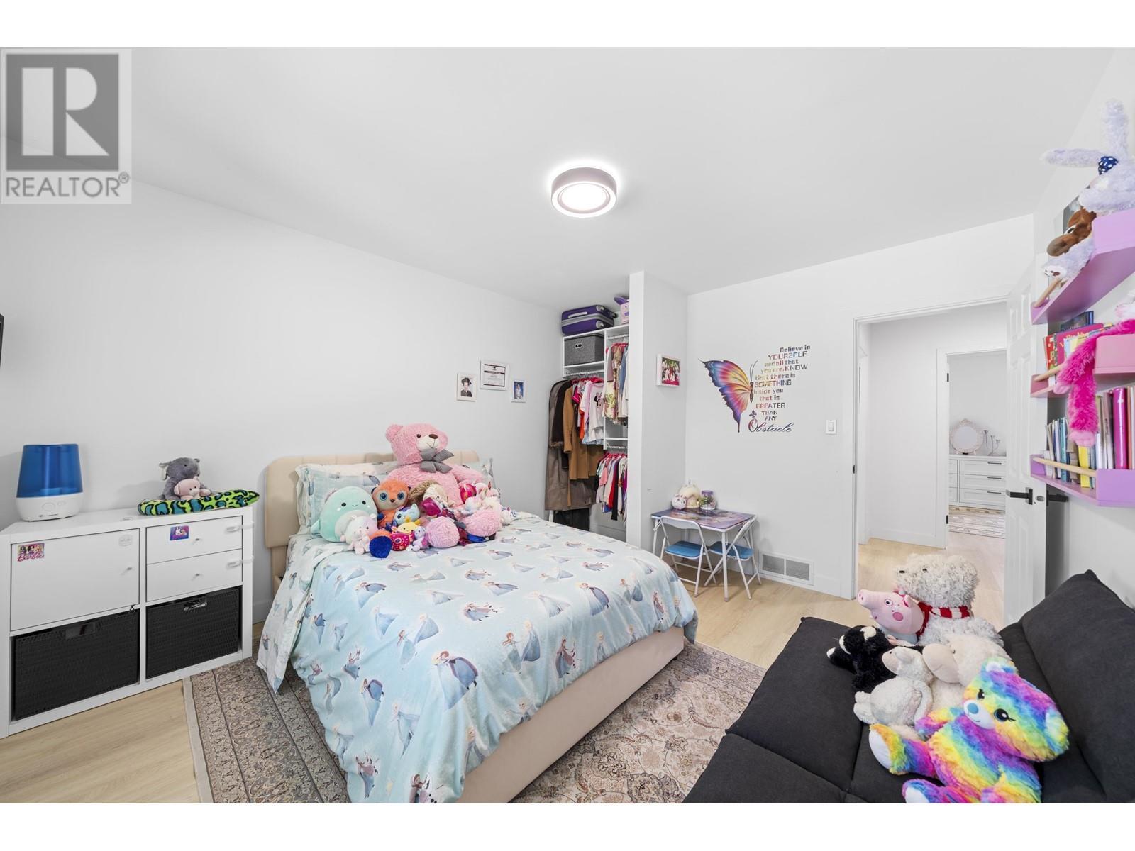 












3965 VIEWRIDGE PLACE

,
West Vancouver,




British Columbia
V7V3K7

