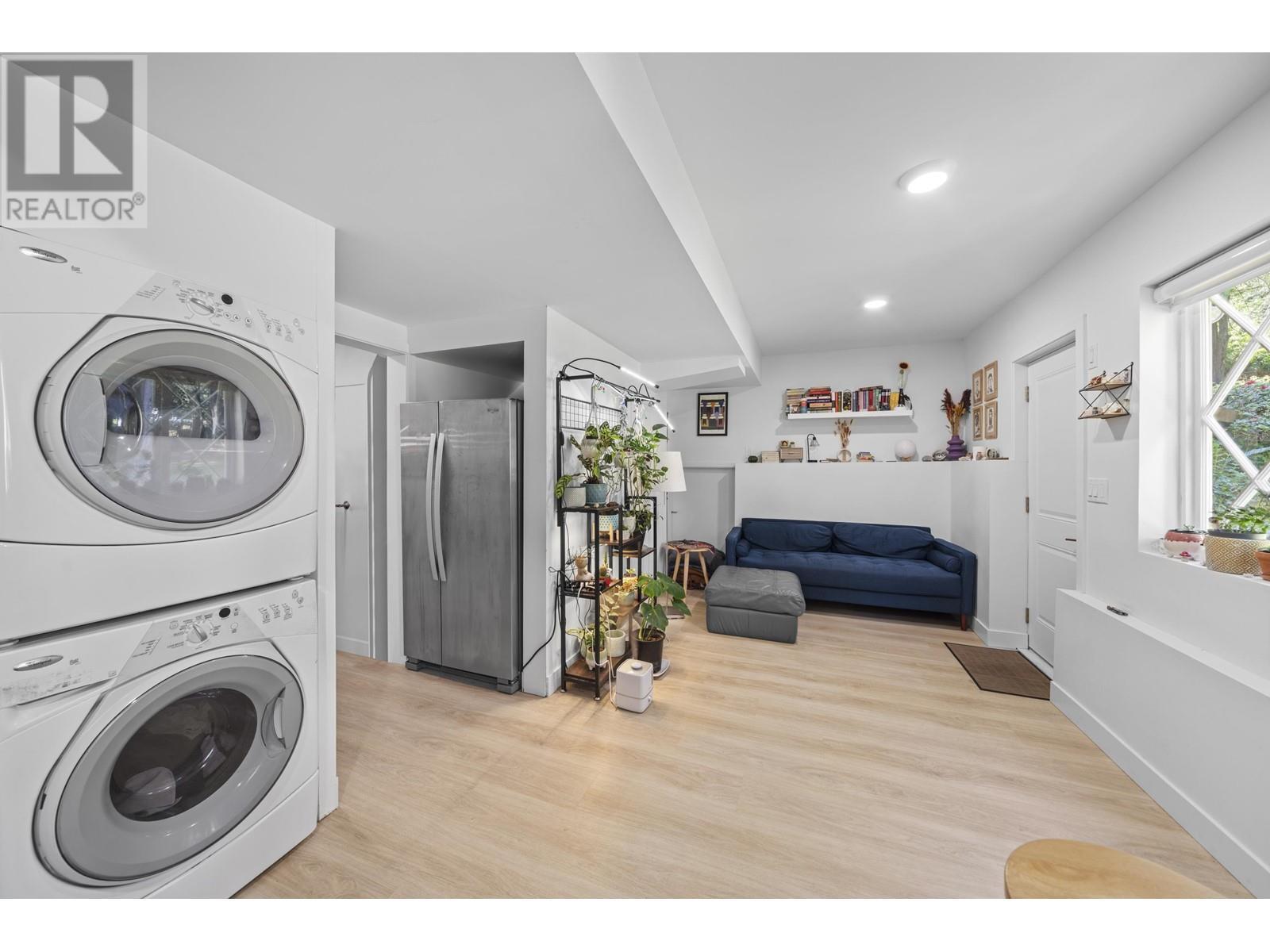 












3965 VIEWRIDGE PLACE

,
West Vancouver,




British Columbia
V7V3K7

