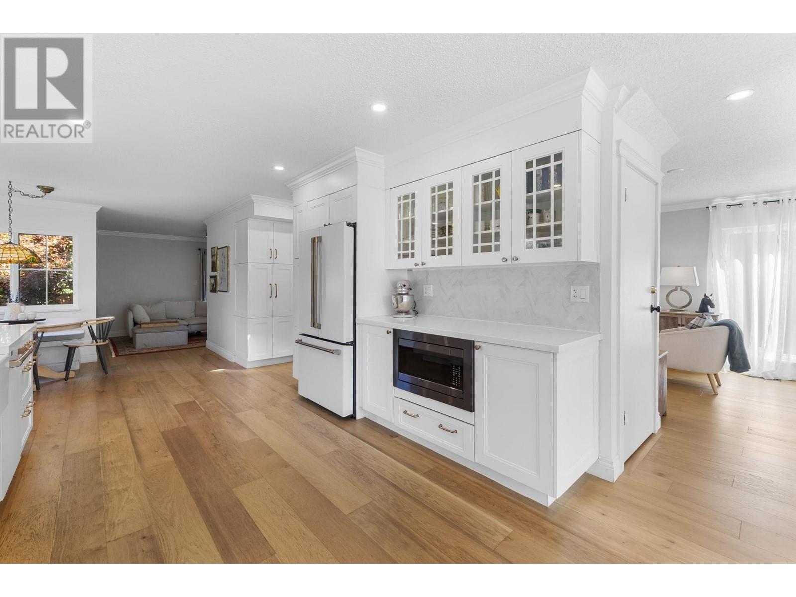 












1682 W 21ST STREET

,
North Vancouver,




British Columbia
V7P2E4

