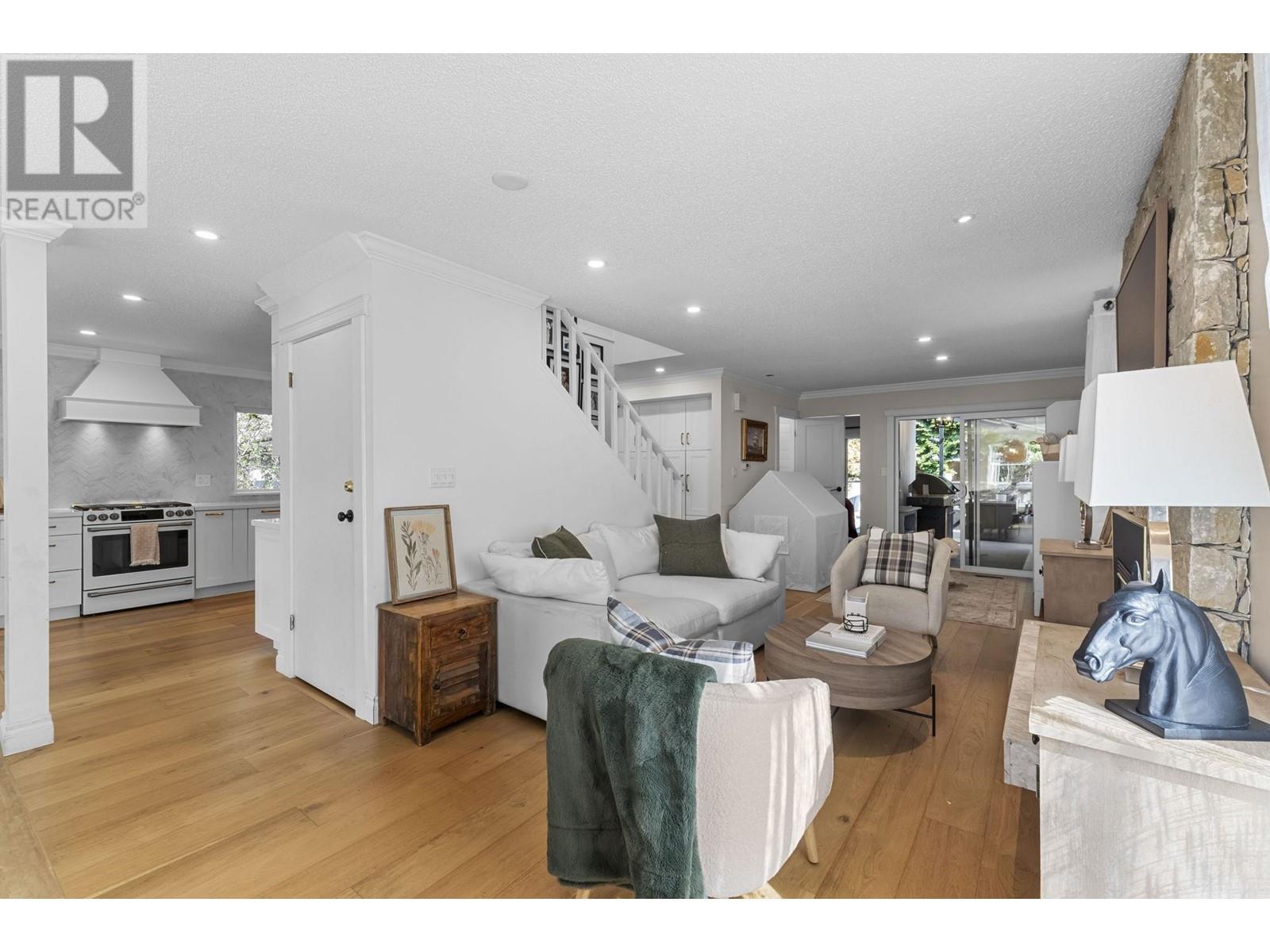 












1682 W 21ST STREET

,
North Vancouver,




British Columbia
V7P2E4


