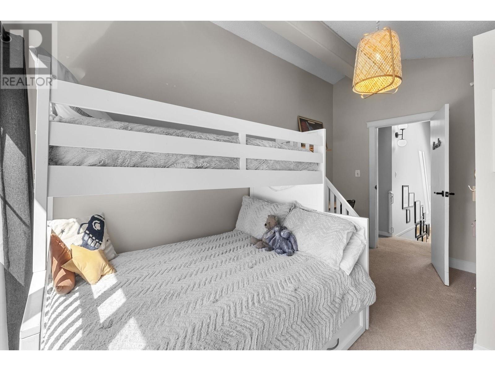 












1682 W 21ST STREET

,
North Vancouver,




British Columbia
V7P2E4

