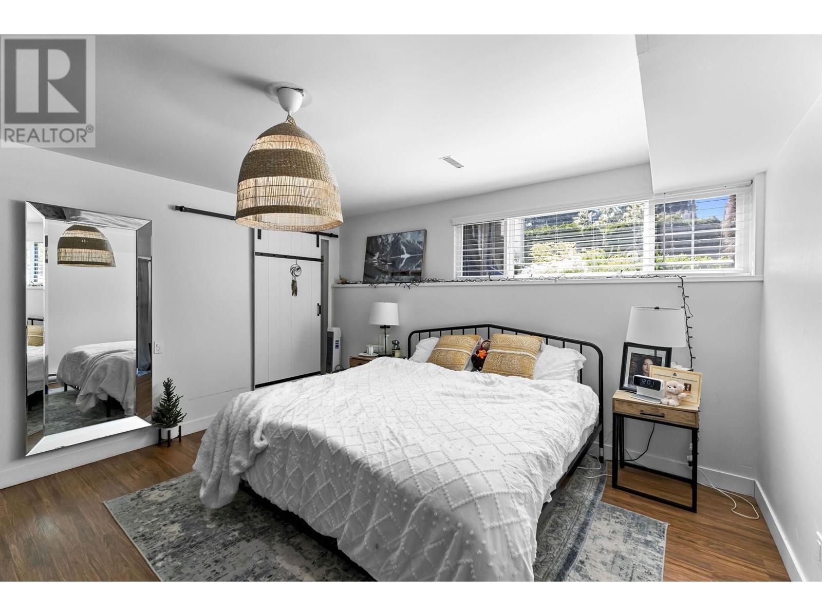 












1682 W 21ST STREET

,
North Vancouver,




British Columbia
V7P2E4

