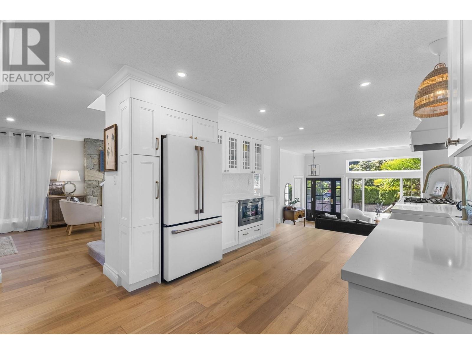 












1682 W 21ST STREET

,
North Vancouver,




British Columbia
V7P2E4

