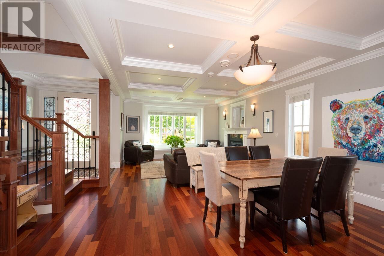 












336 W 17TH STREET

,
North Vancouver,




British Columbia
V7M1V8


