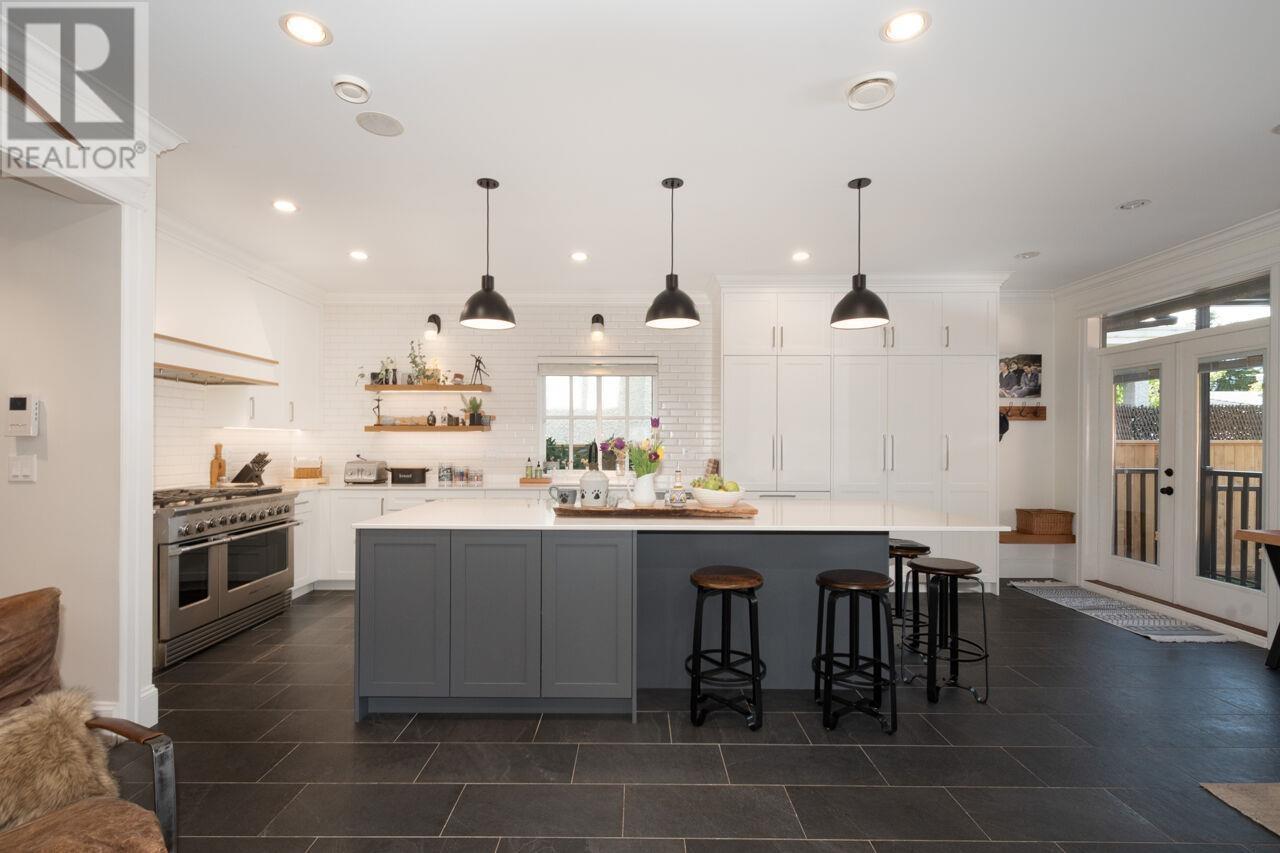 












336 W 17TH STREET

,
North Vancouver,




British Columbia
V7M1V8

