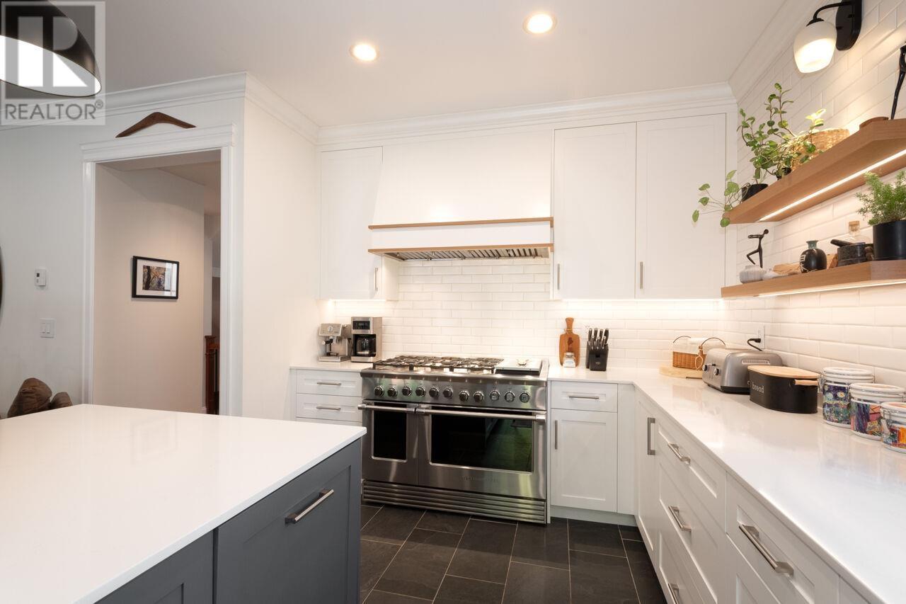 












336 W 17TH STREET

,
North Vancouver,




British Columbia
V7M1V8

