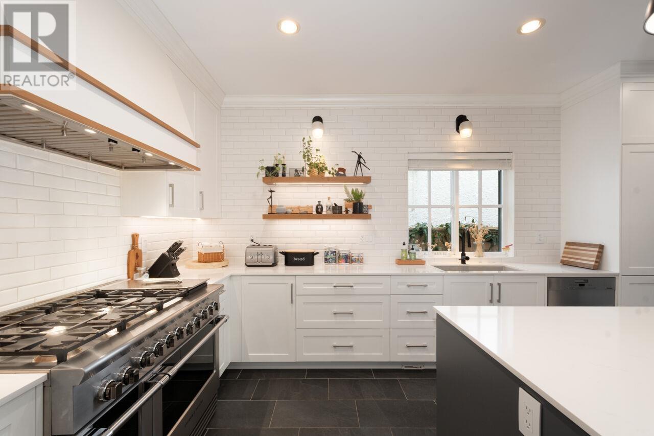 












336 W 17TH STREET

,
North Vancouver,




British Columbia
V7M1V8

