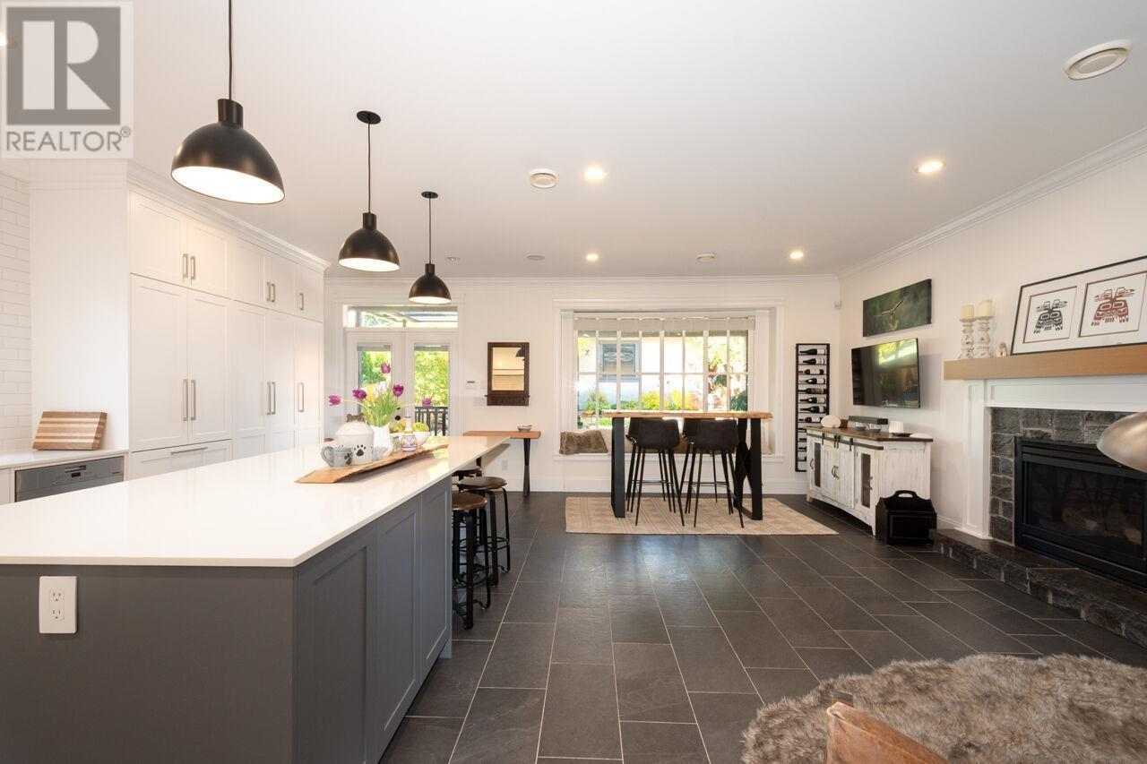 












336 W 17TH STREET

,
North Vancouver,




British Columbia
V7M1V8

