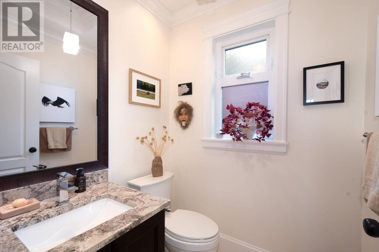 












336 W 17TH STREET

,
North Vancouver,




British Columbia
V7M1V8

