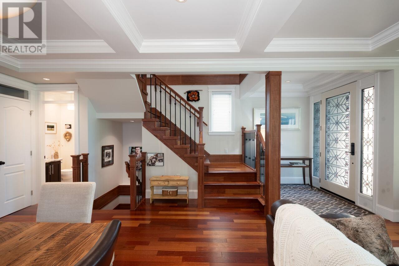 












336 W 17TH STREET

,
North Vancouver,




British Columbia
V7M1V8

