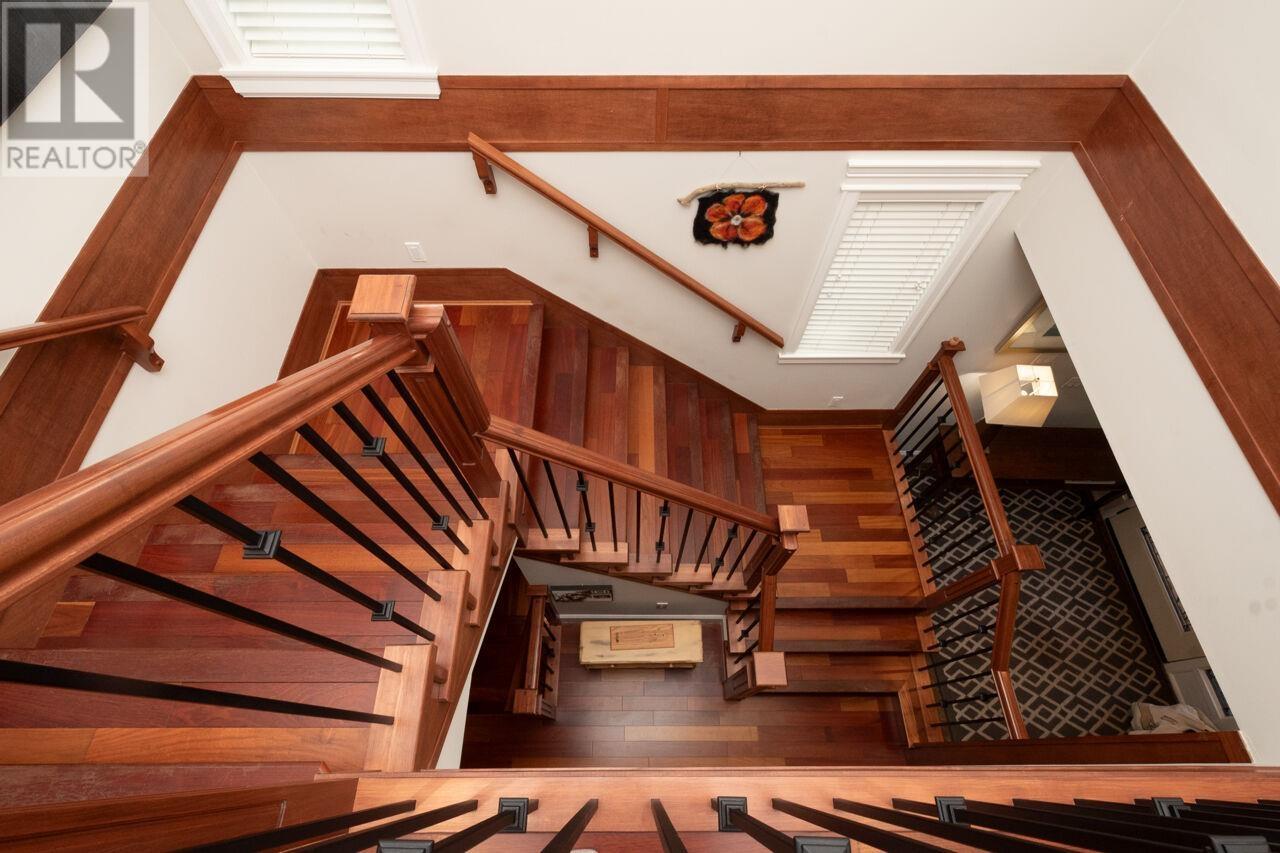 












336 W 17TH STREET

,
North Vancouver,




British Columbia
V7M1V8

