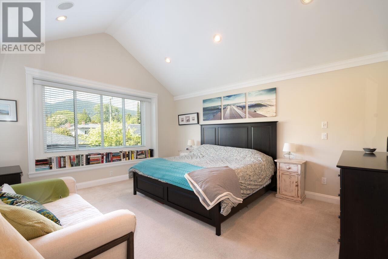 












336 W 17TH STREET

,
North Vancouver,




British Columbia
V7M1V8

