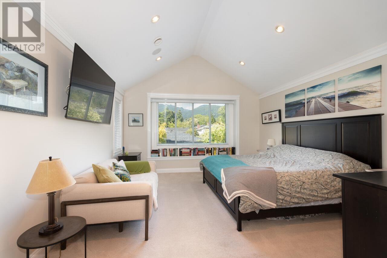 












336 W 17TH STREET

,
North Vancouver,




British Columbia
V7M1V8


