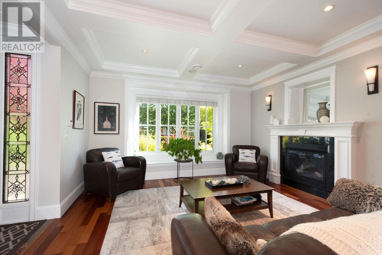












336 W 17TH STREET

,
North Vancouver,




British Columbia
V7M1V8

