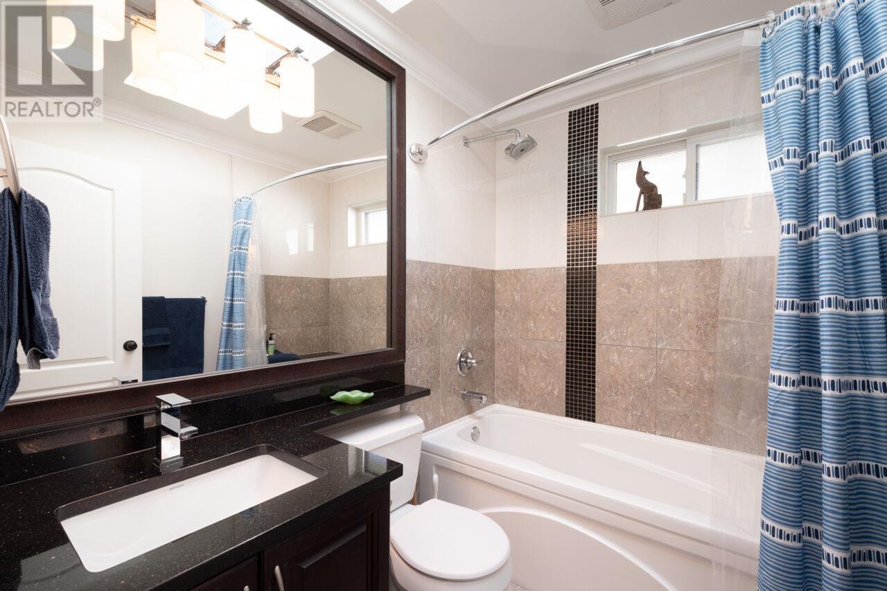 












336 W 17TH STREET

,
North Vancouver,




British Columbia
V7M1V8

