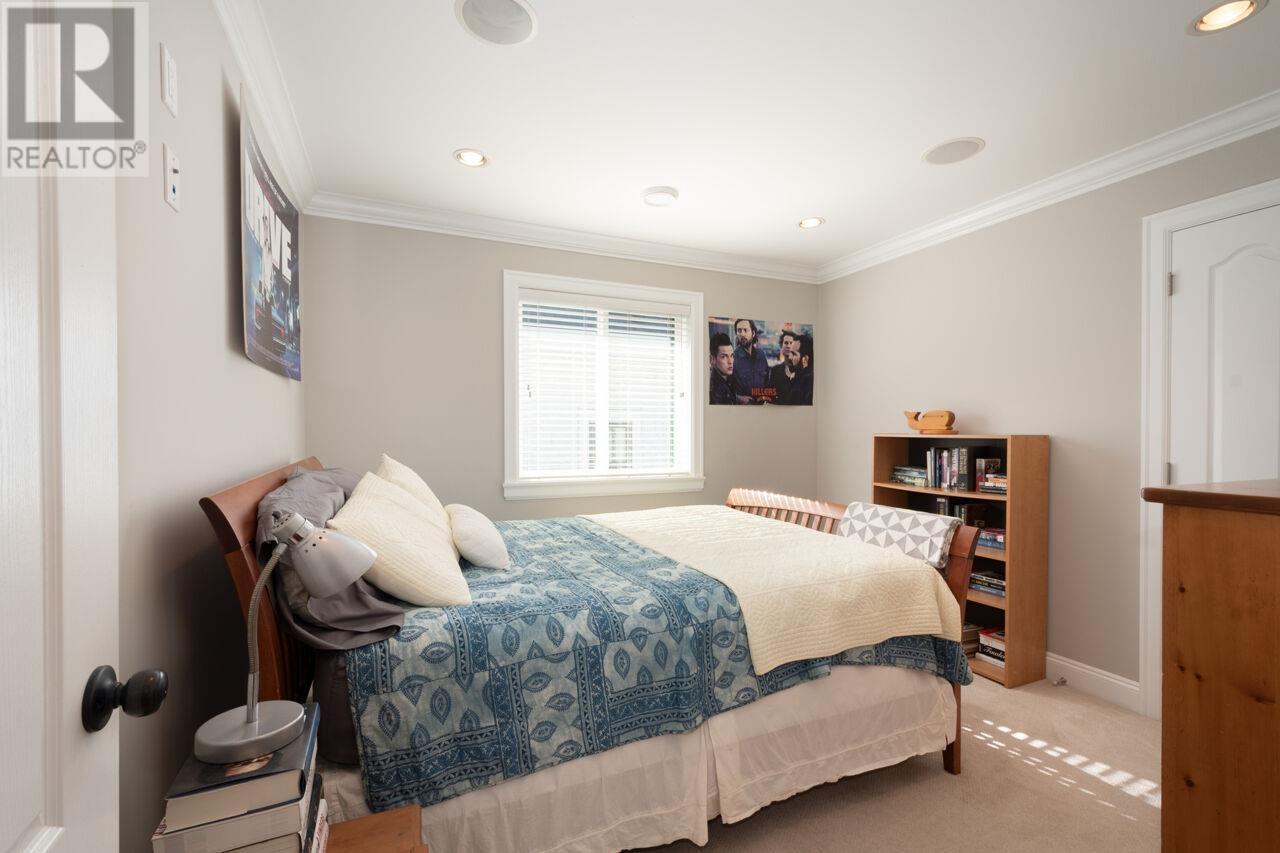 












336 W 17TH STREET

,
North Vancouver,




British Columbia
V7M1V8


