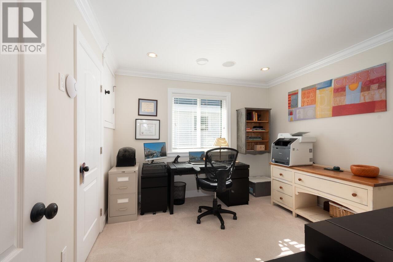 












336 W 17TH STREET

,
North Vancouver,




British Columbia
V7M1V8

