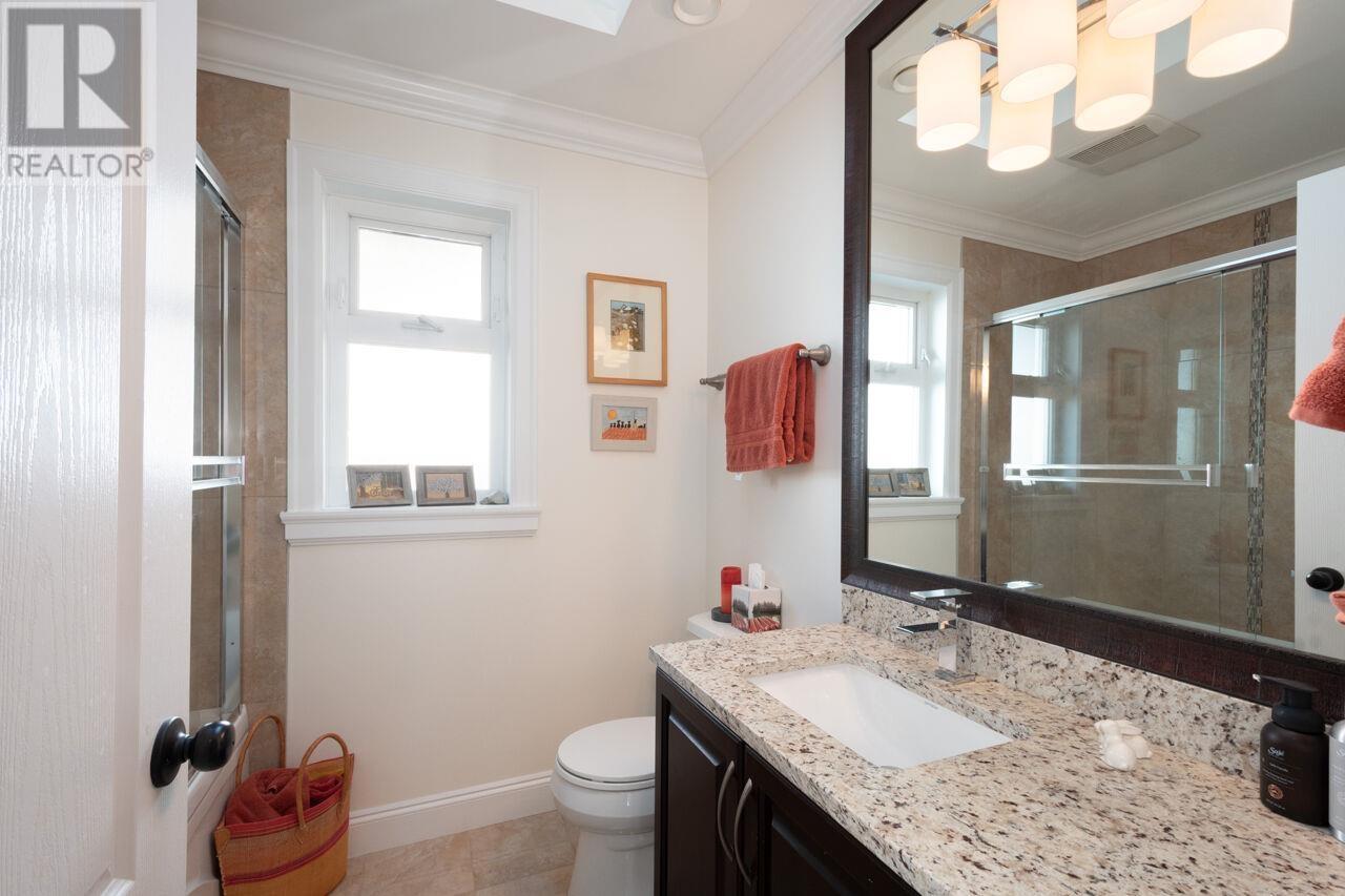 












336 W 17TH STREET

,
North Vancouver,




British Columbia
V7M1V8

