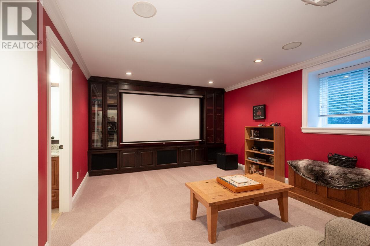 












336 W 17TH STREET

,
North Vancouver,




British Columbia
V7M1V8

