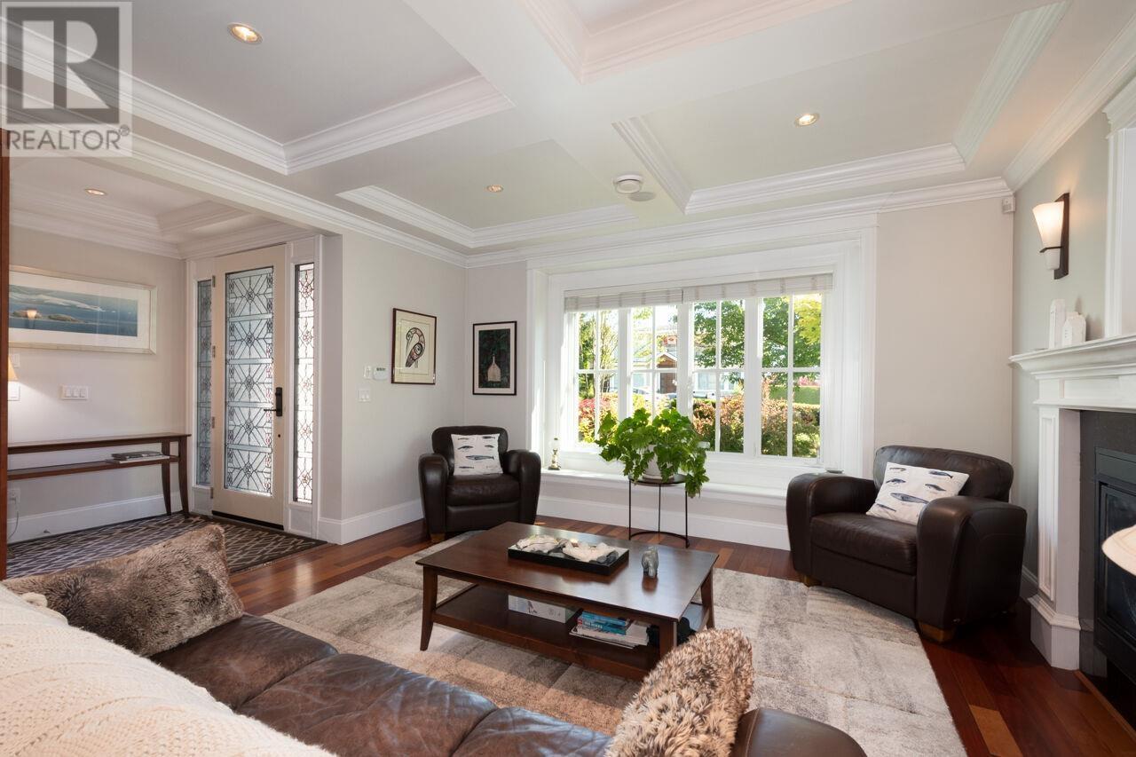 












336 W 17TH STREET

,
North Vancouver,




British Columbia
V7M1V8

