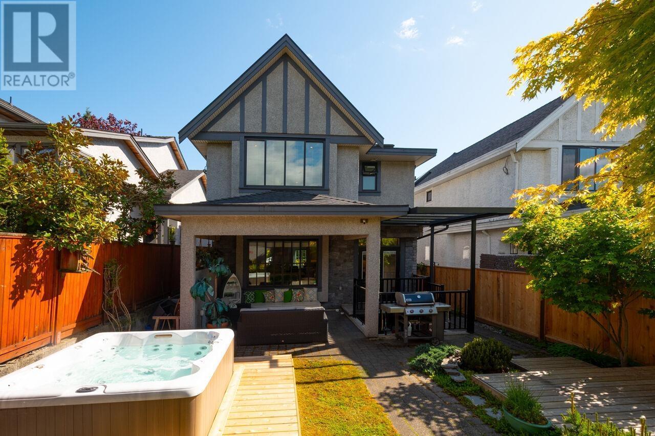 












336 W 17TH STREET

,
North Vancouver,




British Columbia
V7M1V8

