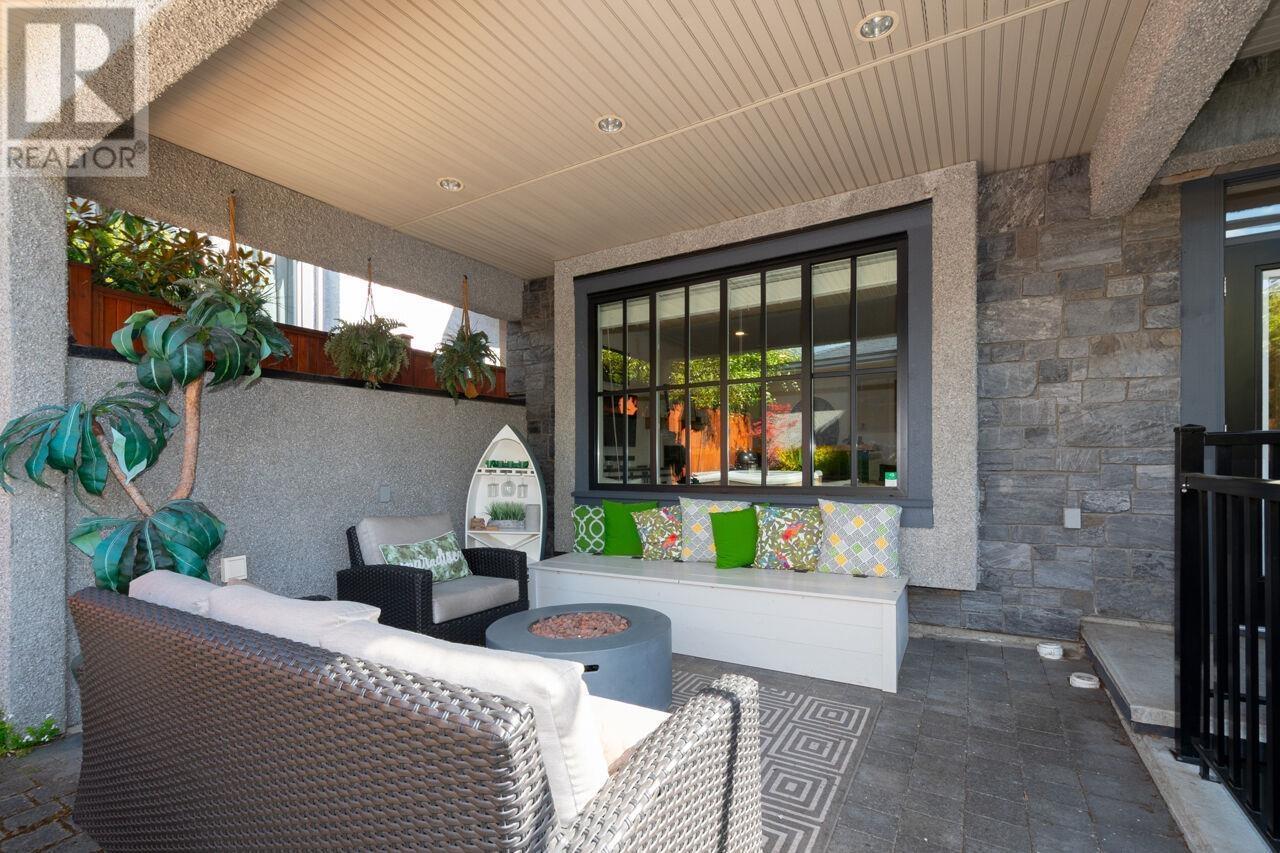 












336 W 17TH STREET

,
North Vancouver,




British Columbia
V7M1V8

