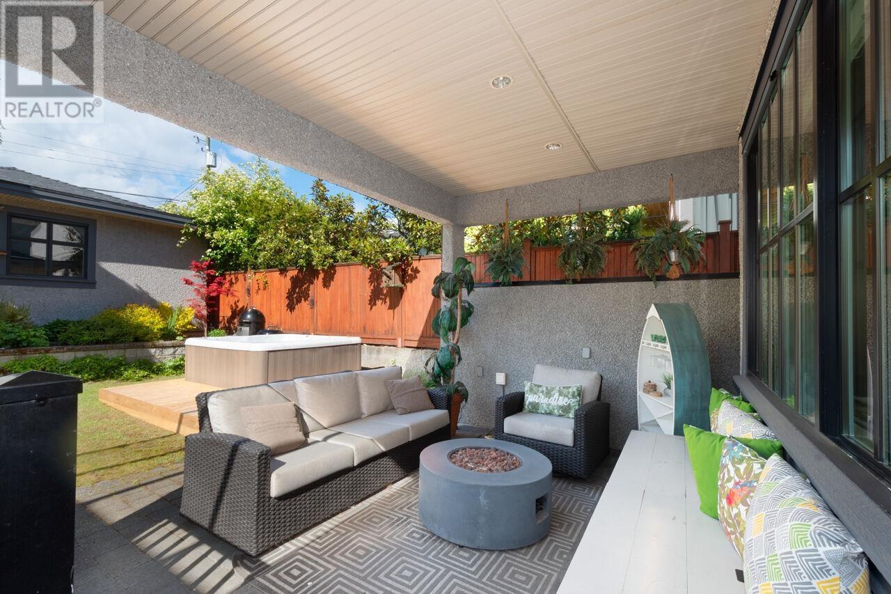 












336 W 17TH STREET

,
North Vancouver,




British Columbia
V7M1V8

