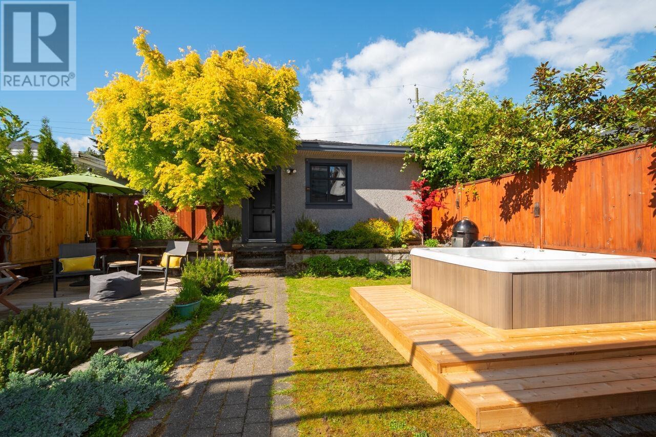 












336 W 17TH STREET

,
North Vancouver,




British Columbia
V7M1V8

