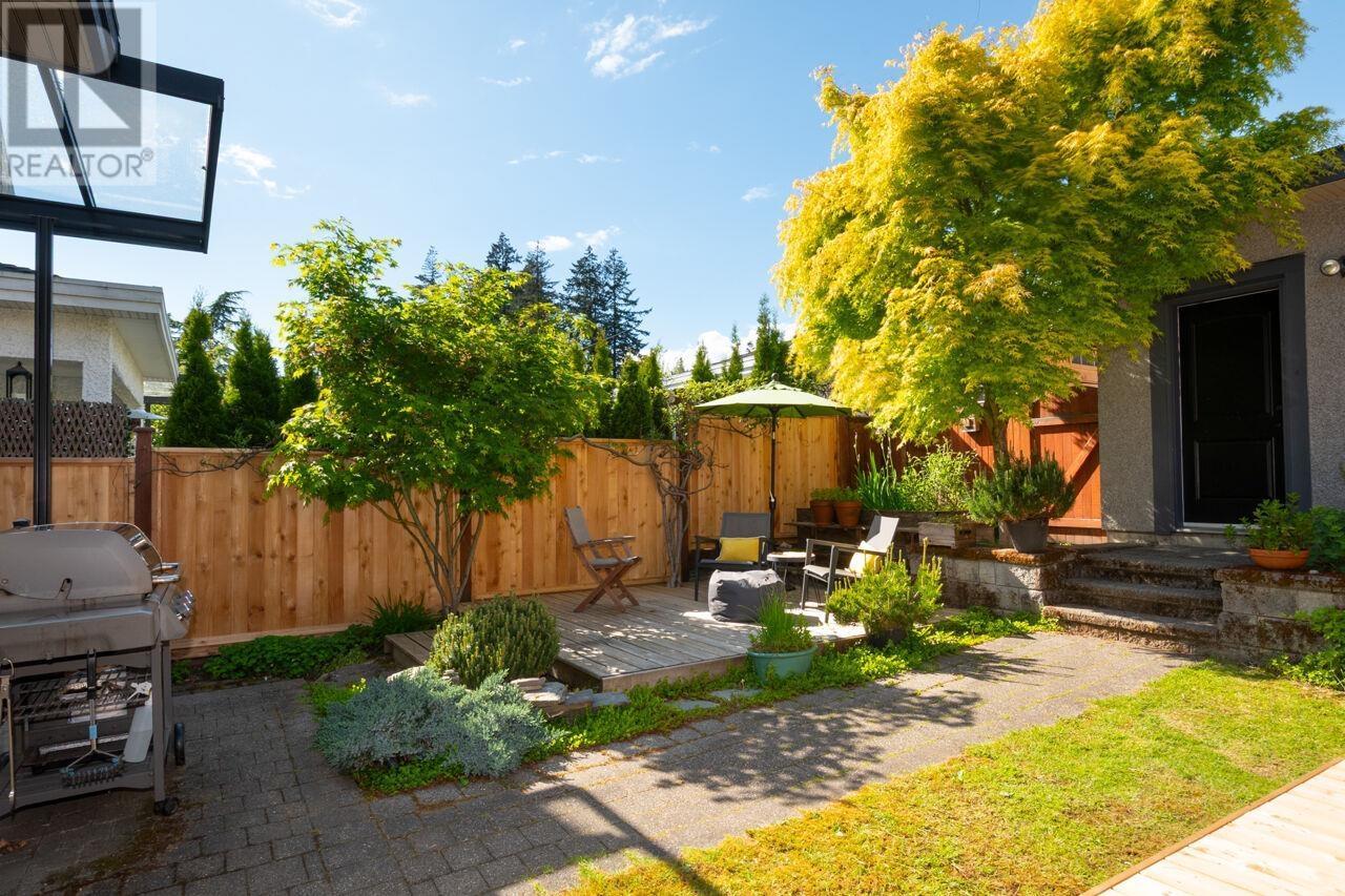 












336 W 17TH STREET

,
North Vancouver,




British Columbia
V7M1V8

