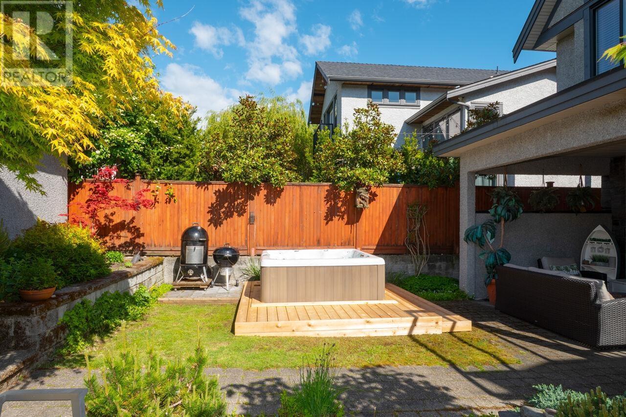 












336 W 17TH STREET

,
North Vancouver,




British Columbia
V7M1V8

