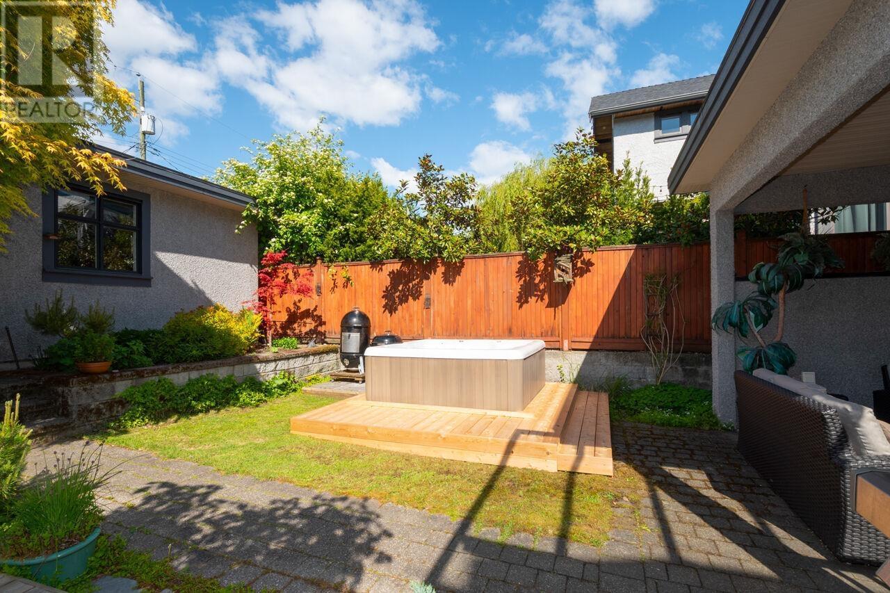 












336 W 17TH STREET

,
North Vancouver,




British Columbia
V7M1V8

