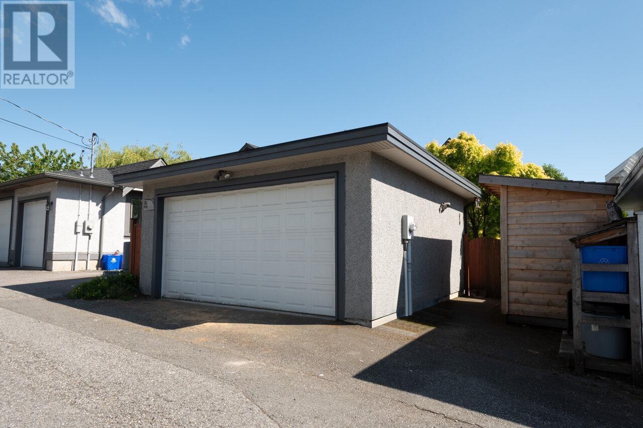 












336 W 17TH STREET

,
North Vancouver,




British Columbia
V7M1V8

