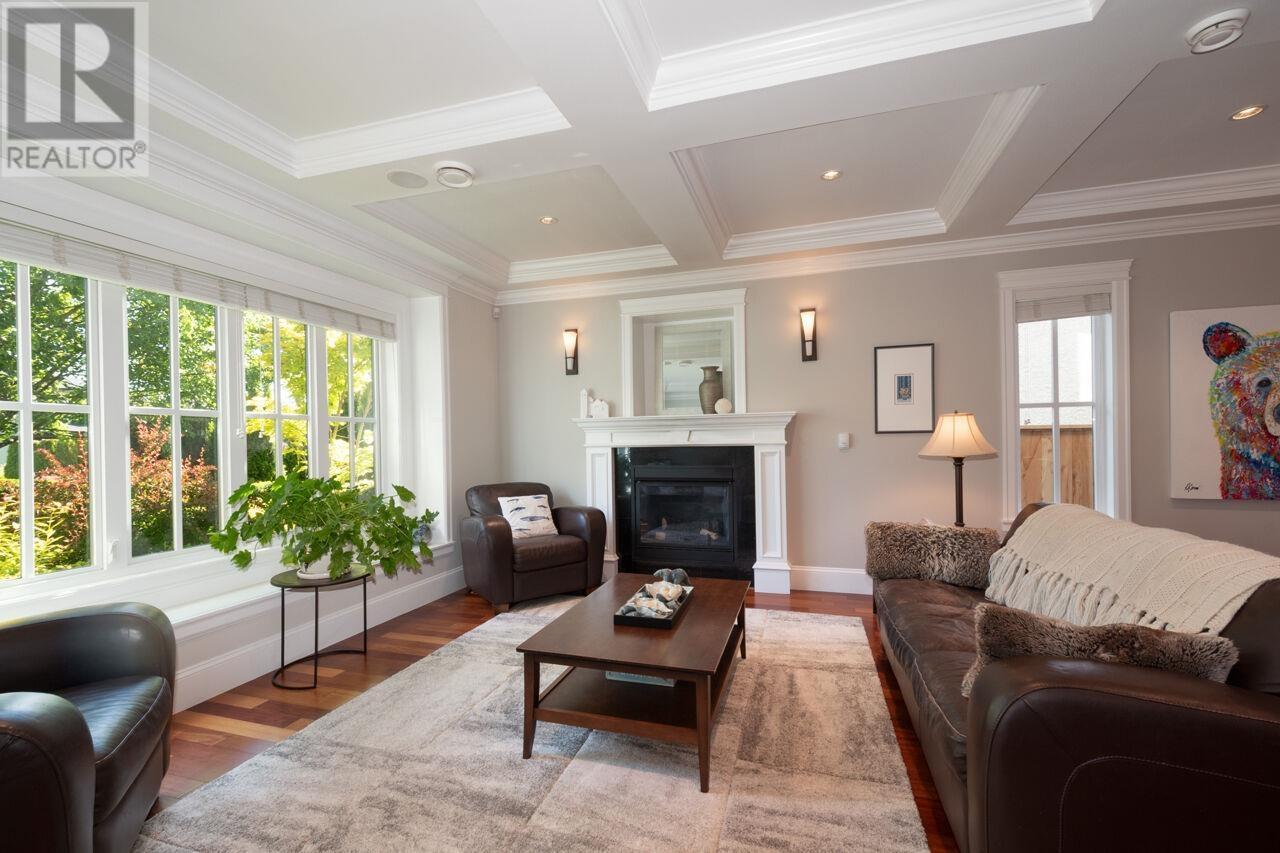 












336 W 17TH STREET

,
North Vancouver,




British Columbia
V7M1V8

