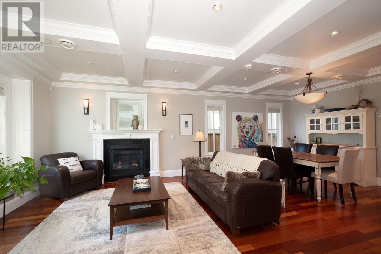 












336 W 17TH STREET

,
North Vancouver,




British Columbia
V7M1V8

