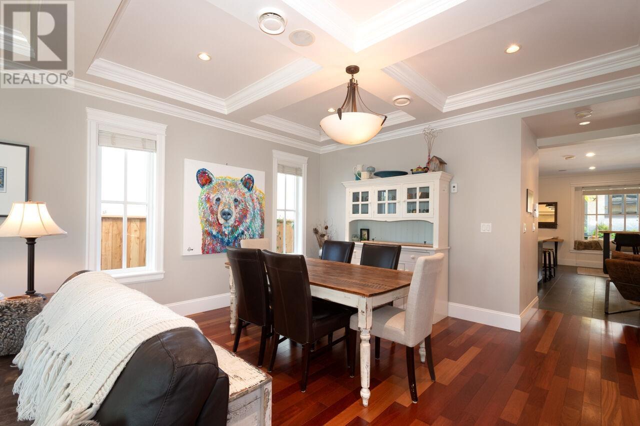 












336 W 17TH STREET

,
North Vancouver,




British Columbia
V7M1V8

