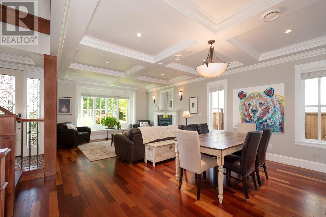 












336 W 17TH STREET

,
North Vancouver,




British Columbia
V7M1V8

