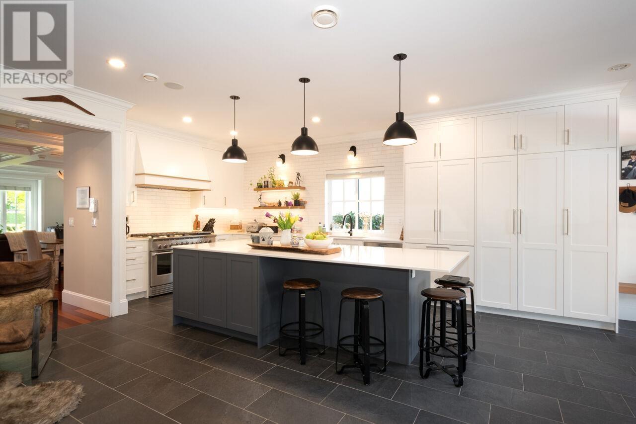 












336 W 17TH STREET

,
North Vancouver,




British Columbia
V7M1V8

