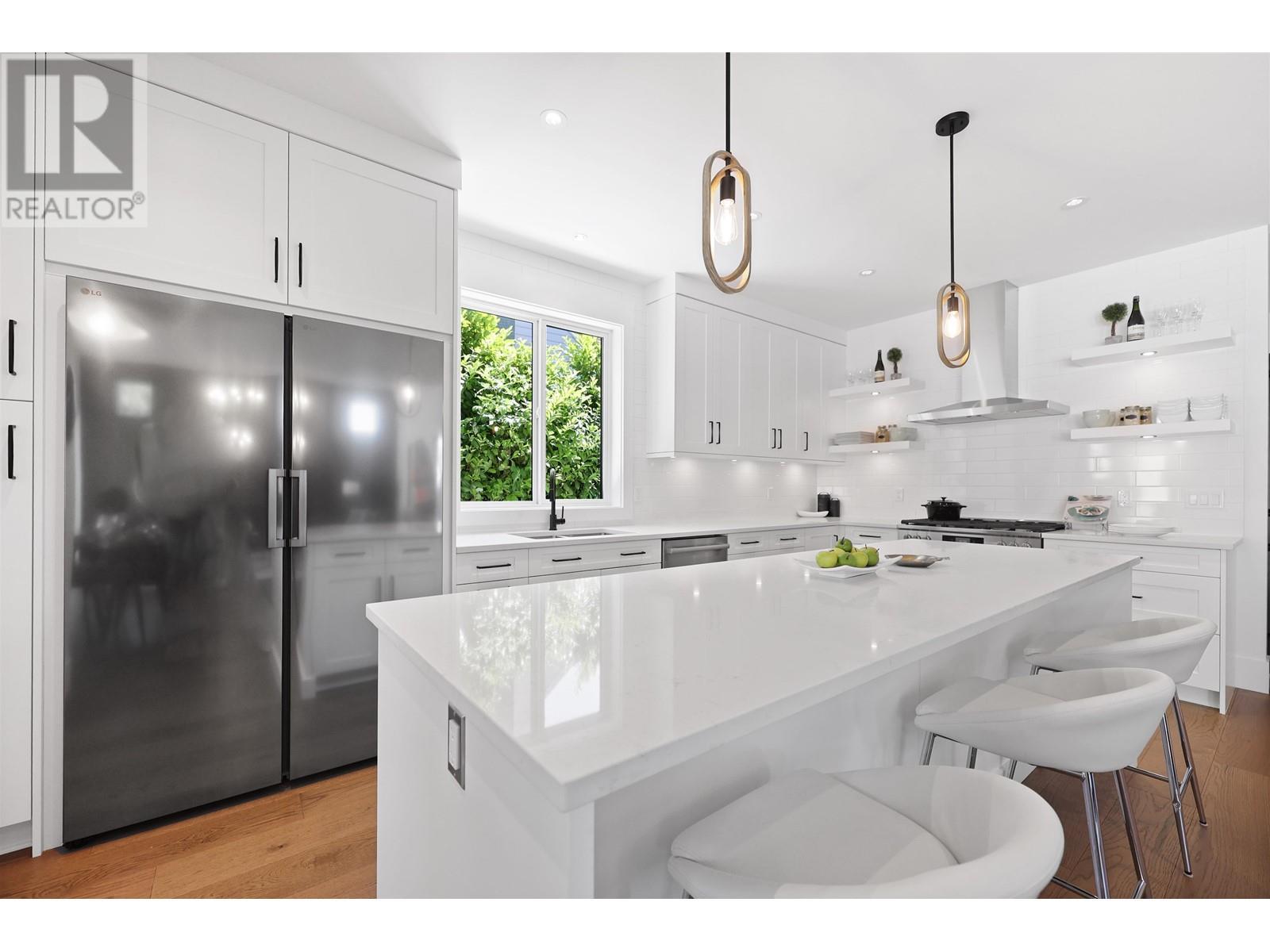 












338 W 24TH STREET

,
North Vancouver,




British Columbia
V7M2C6

