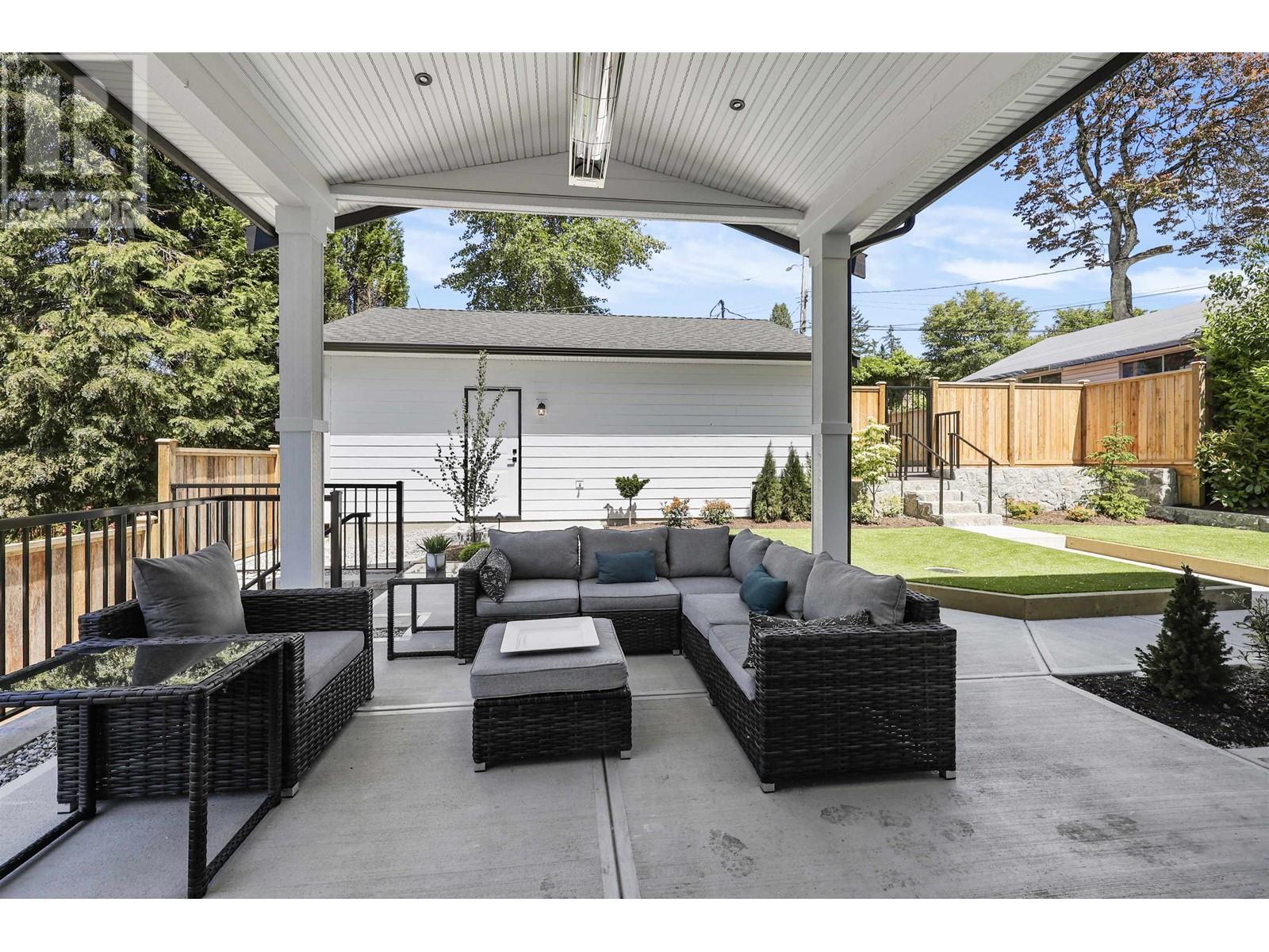 












338 W 24TH STREET

,
North Vancouver,




British Columbia
V7M2C6

