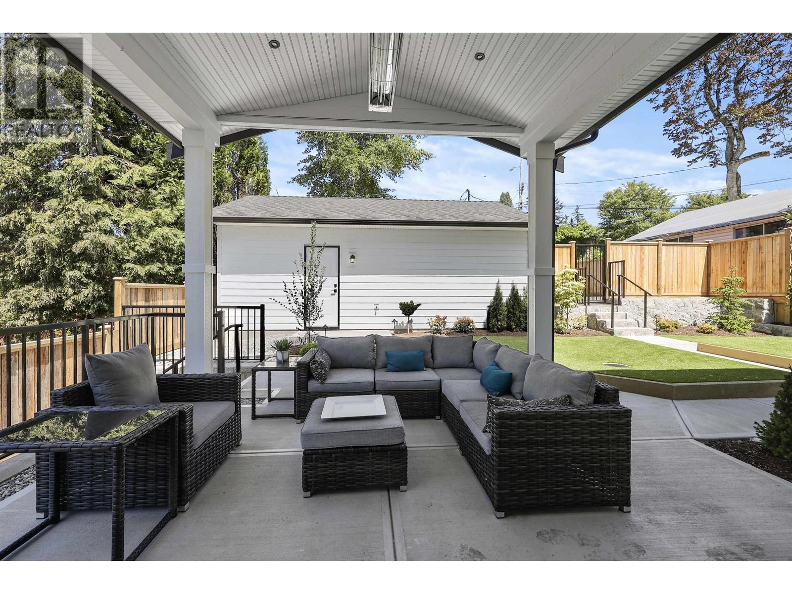












338 W 24TH STREET

,
North Vancouver,




British Columbia
V7M2C6

