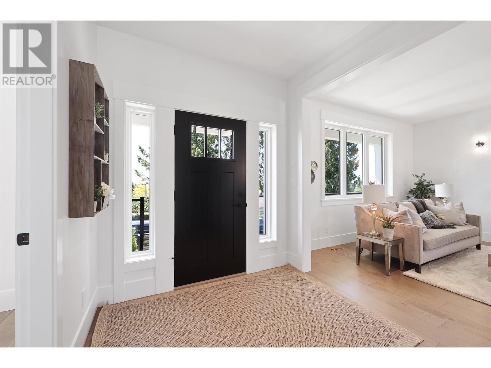












338 W 24TH STREET

,
North Vancouver,




British Columbia
V7M2C6

