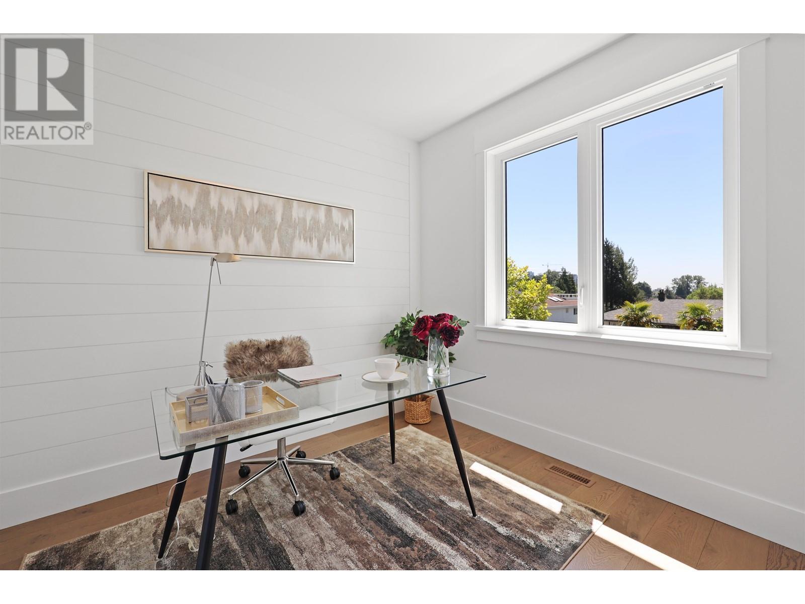 












338 W 24TH STREET

,
North Vancouver,




British Columbia
V7M2C6

