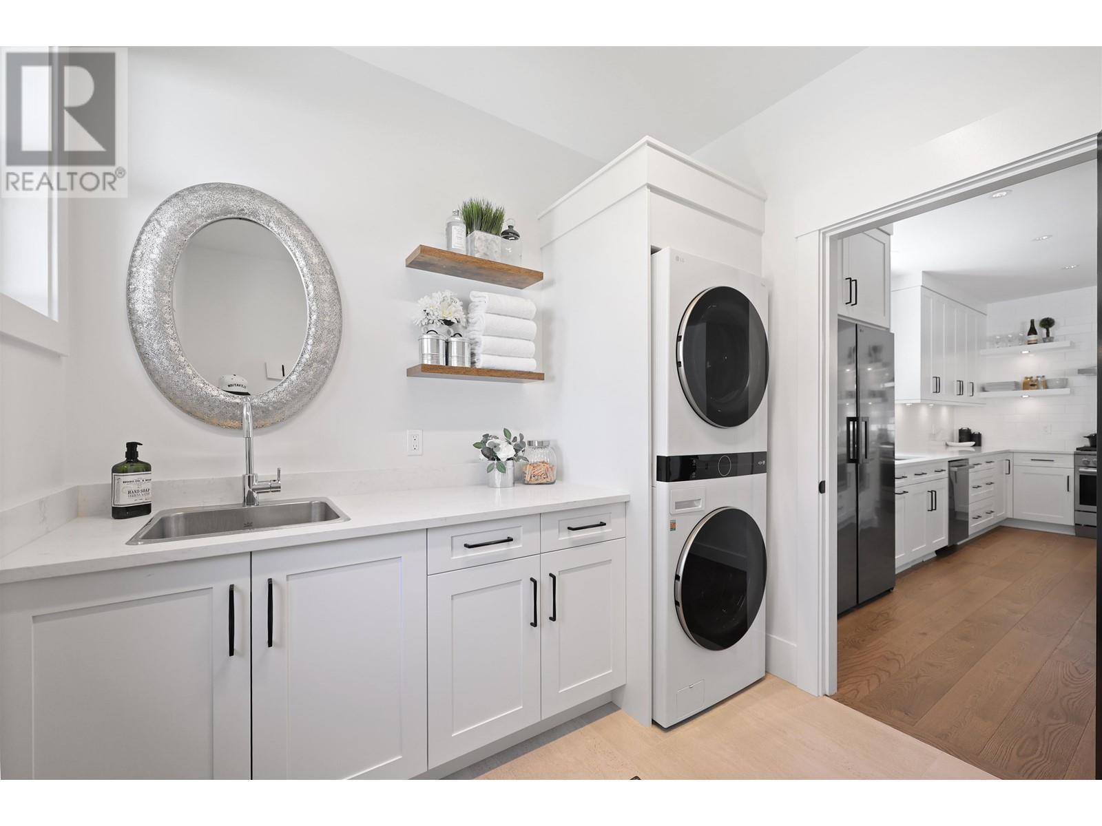 












338 W 24TH STREET

,
North Vancouver,




British Columbia
V7M2C6


