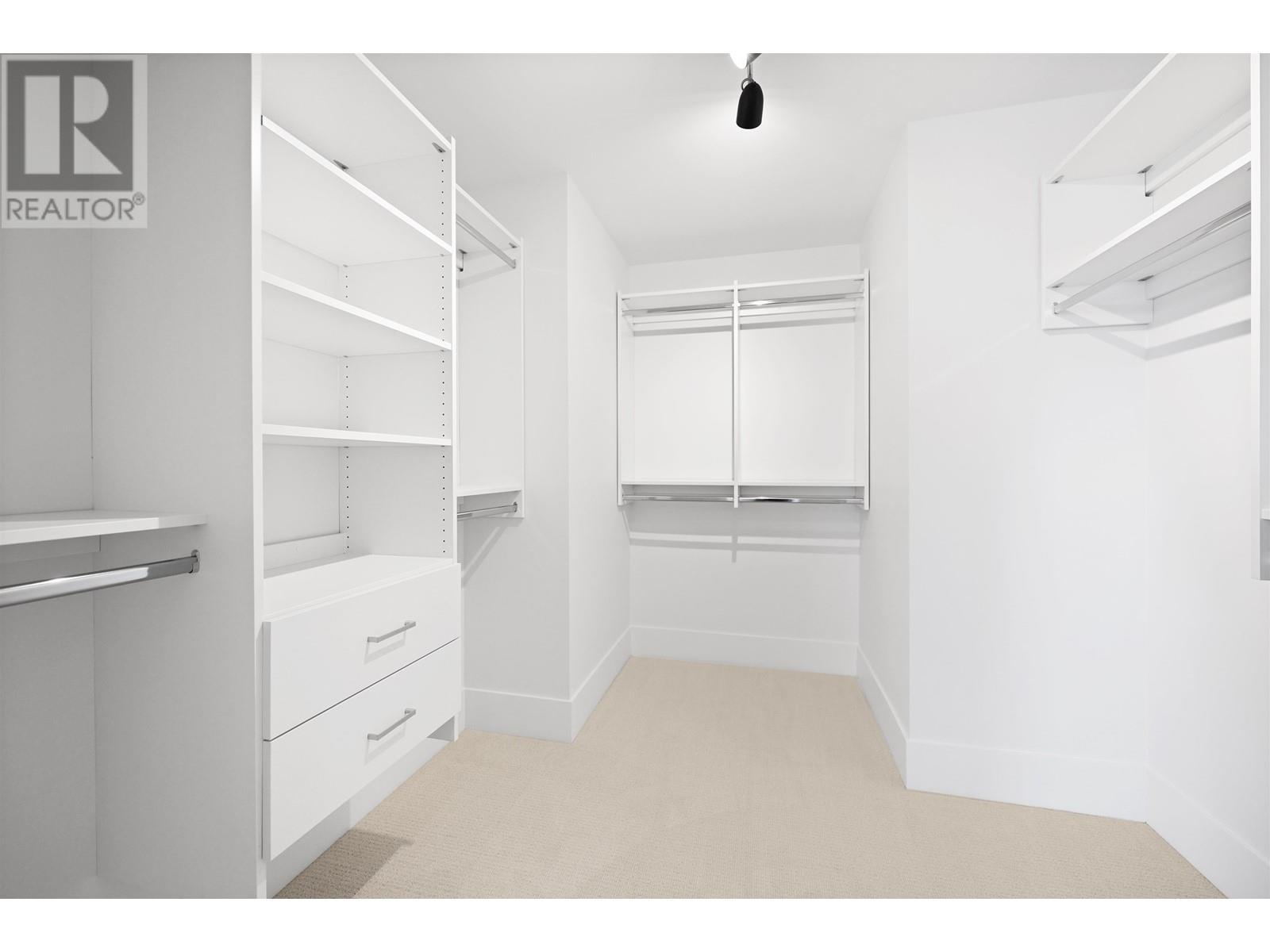 












338 W 24TH STREET

,
North Vancouver,




British Columbia
V7M2C6


